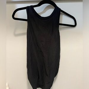 Lululemon, size 4 black tie back tank. Very good condition. Like new.